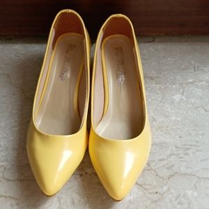 Sunshine yellow conical heels